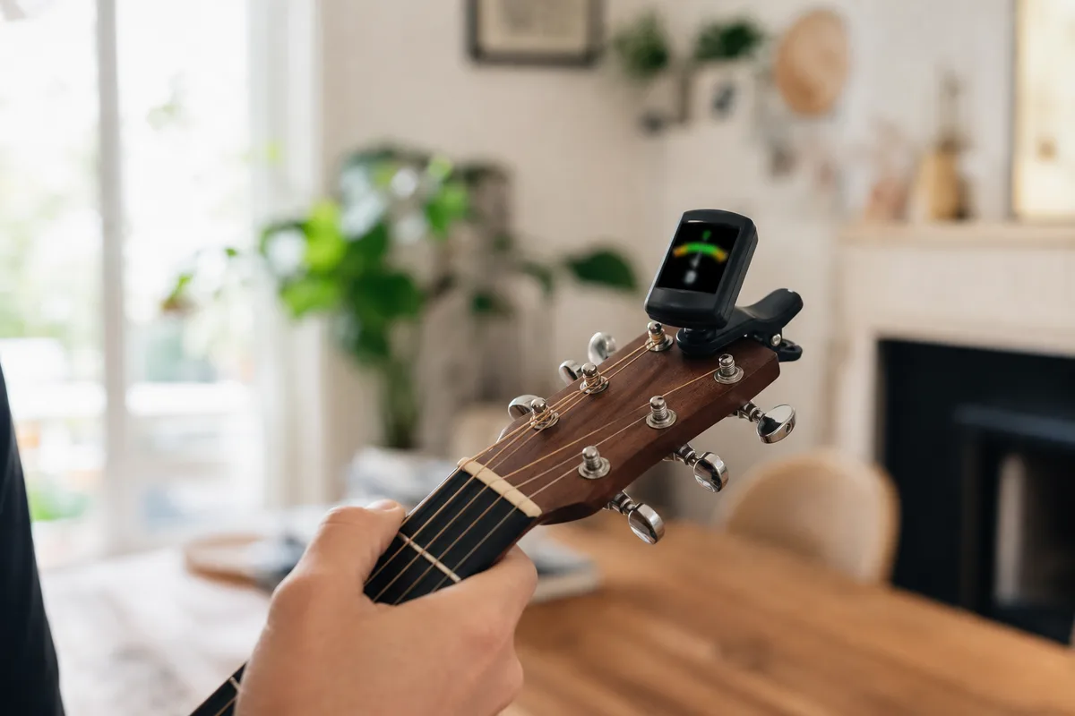 Accordeur électronique à pince clipsé sur la tête d&rsquo;une guitare, écran allumé
