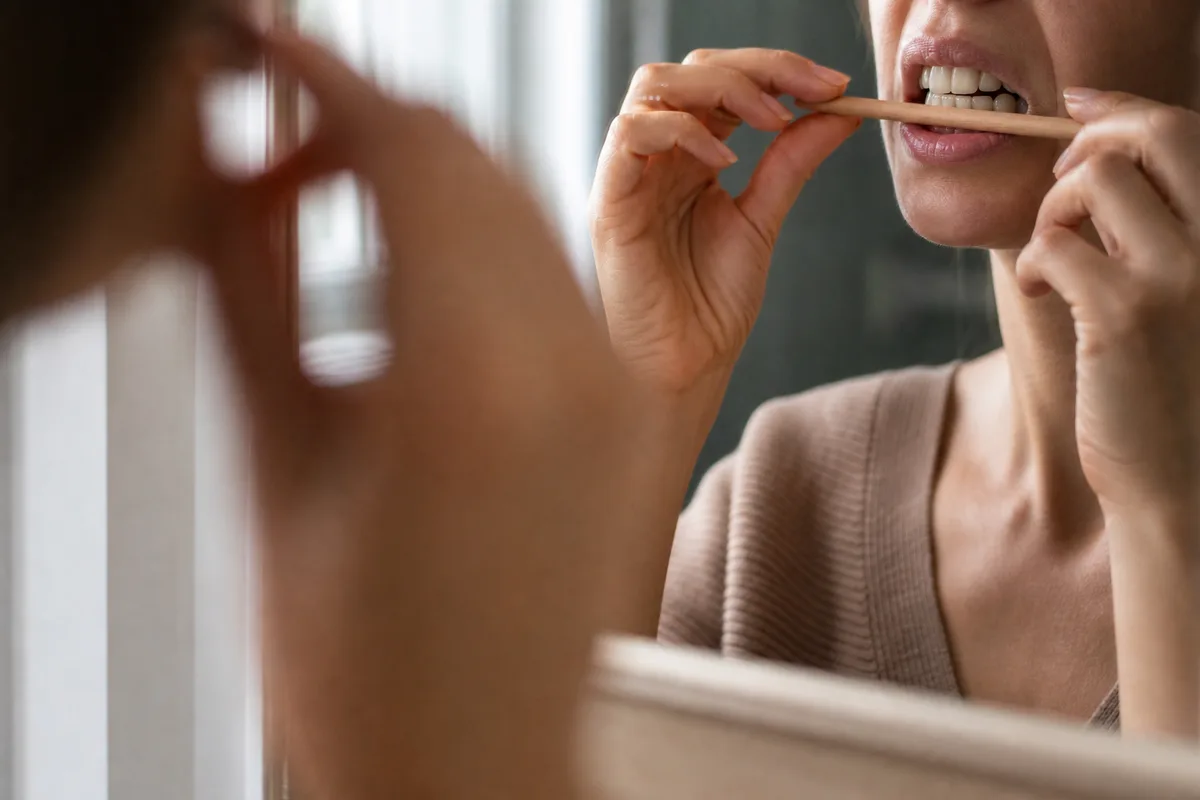 Exercice d&rsquo;articulation avec un crayon serré entre les dents devant un miroir